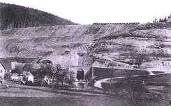 Bahndamm bei Hirsau, whrend der Bauzeit. Er galt zu dieser Zeit als der hchste Bahndamm.